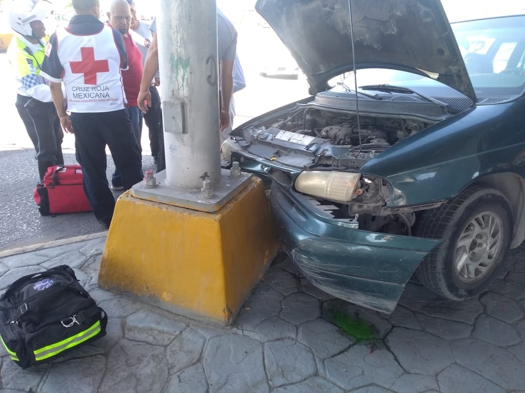 El conductor de la camioneta se impactó contra uno de los pilares del puente Diana Laura, por el Diagonal Reforma. (EL SIGLO DE TORREÓN)