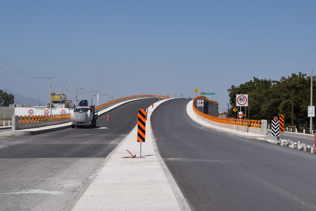 Casi terminados están los puentes vehiculares sobre el Segundo Periférico y la carretera a Gregorio A. García. (EL SIGLO DE TORREÒN / MA. ELENA HOLGUÍN)