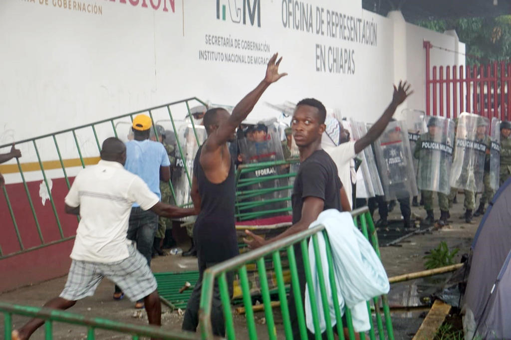 Un enfrentamiento entre migrantes africanos y elementos de la Guardia Nacional (GN), registrado afuera de la estación Migratoria Siglo XXI, dejó al menos 10 personas lesionadas. (EL UNIVERSAL)