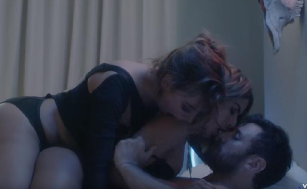 El lagunero, Carlos Ferro, protagoniza sensual video de la cantante María León. (ESPECIAL)