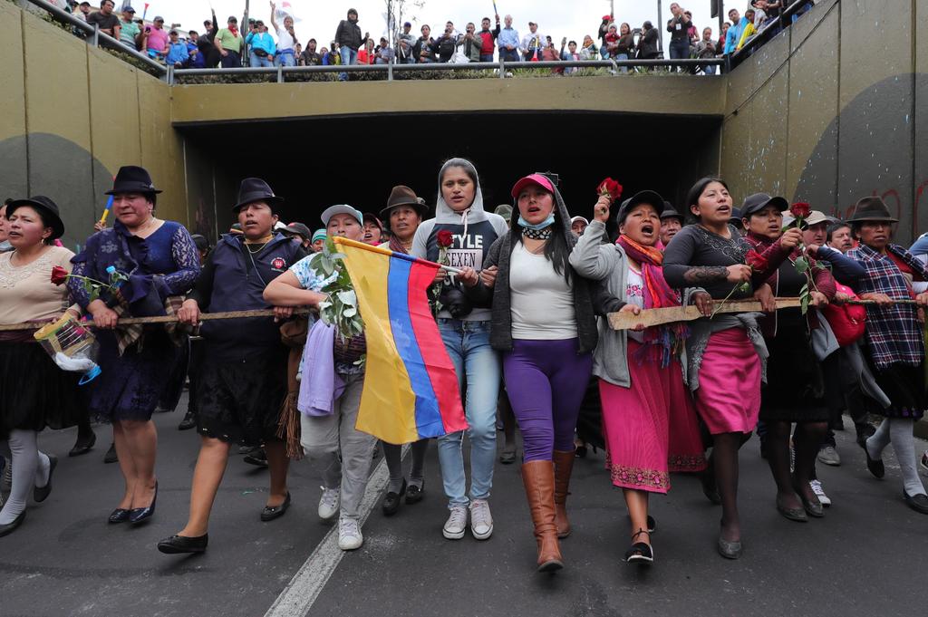 Miles de indígenas iniciaron este miércoles una marcha hacia el centro histórico de la capital ecuatoriana en protesta por el alza de precios de los combustibles. (EFE)