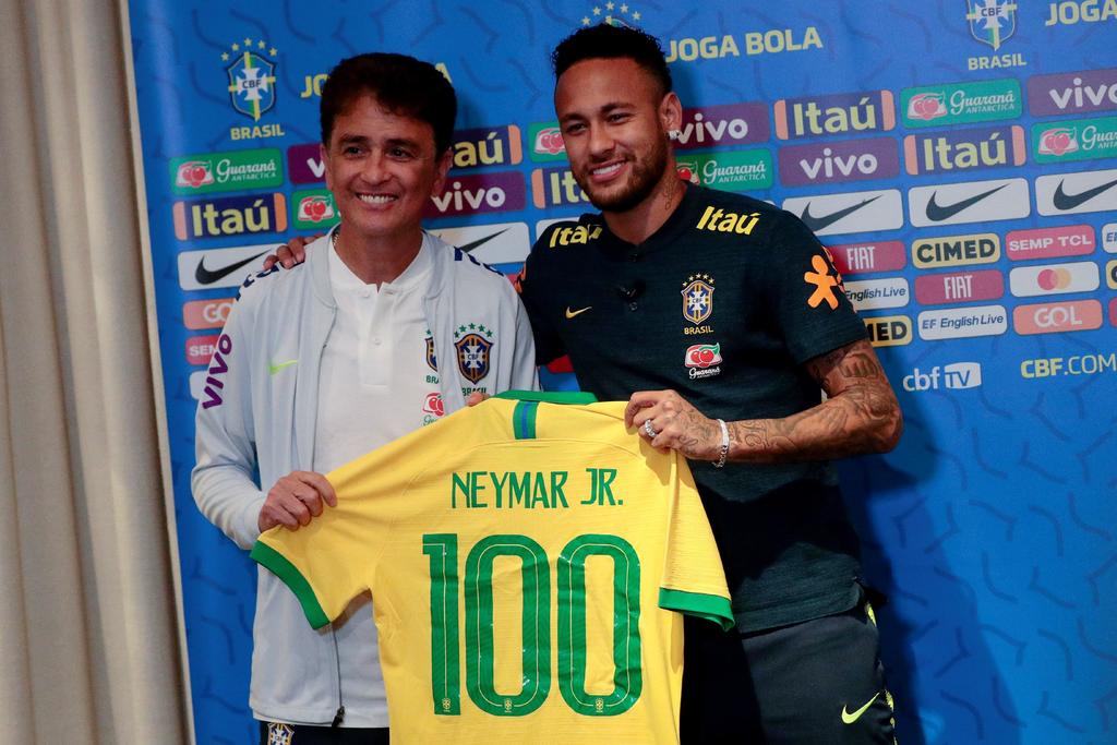 Al astro brasileño se le entregó una playera en conmemoración a sus 100 partidos con la Verdeamarela. (EFE)
