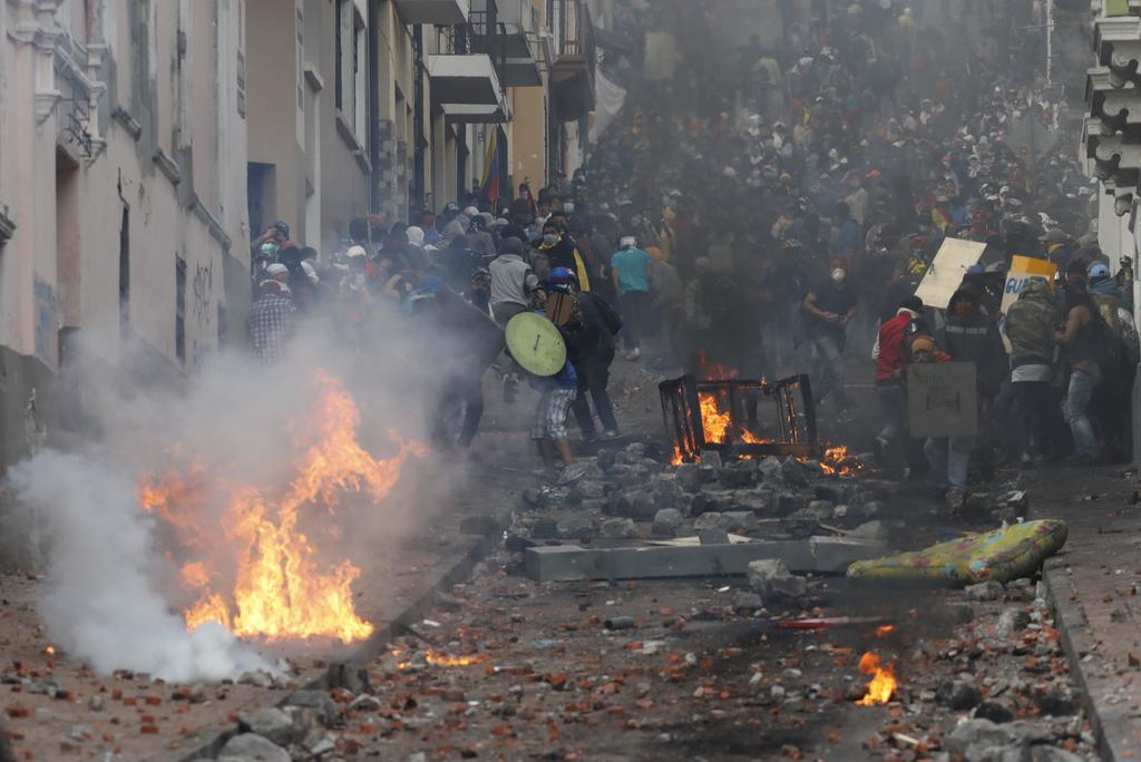 Jóvenes encapuchados encararon a los gendarmes en varias calles, mientras otros trabajadores quemaron palos y neumáticos. (EFE)