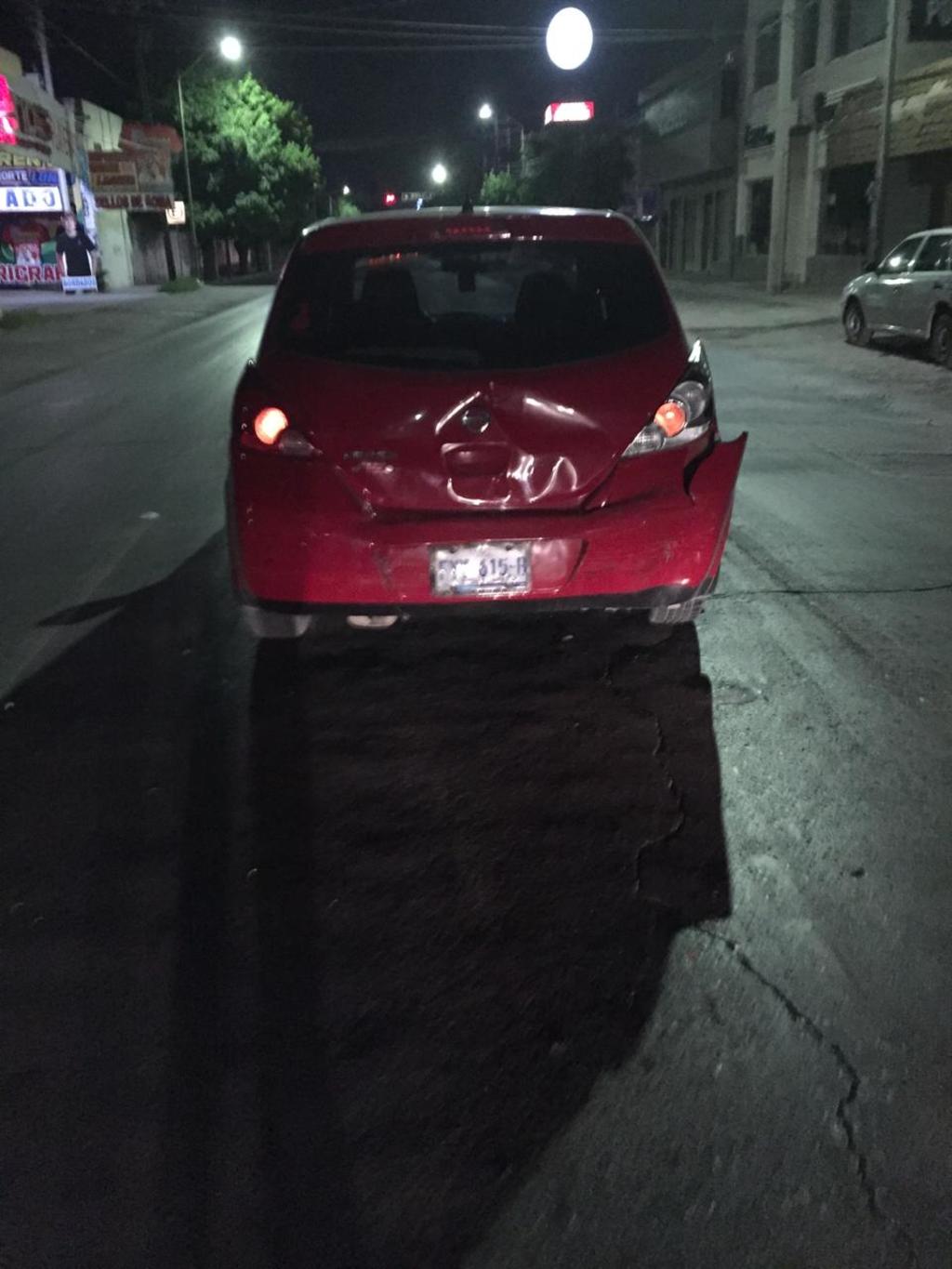 Choque entre taxi y vehículo particular deja daños materiales por 40 mil pesos; no se reportaron lesionados. (EL SIGLO DE TORREÓN)