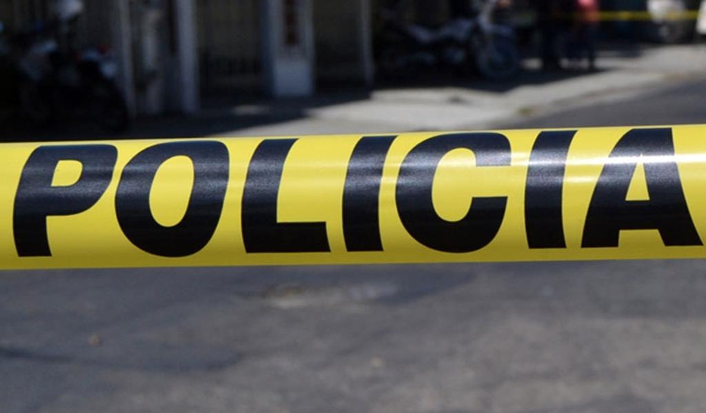 La Fiscalía General del Estado mantiene un operativo en busca de los sujetos que mataron ayer a cuatro personas afuera de una taquería en esta ciudad, entre ellas un elemento de la Comisión Estatal de Seguridad adscrito a la Policía Vial. (ARCHIVO)