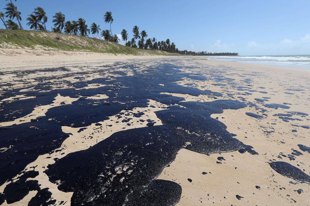 Las ásperas relaciones entre Brasil y Venezuela se han tensado todavía más con el gigantesco vaciamiento de petróleo que ha llegado a 132 playas brasileñas. (EFE)