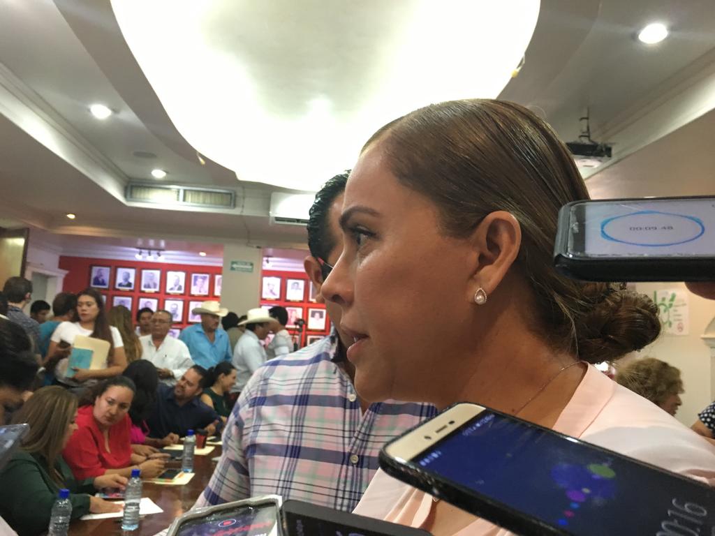 En sesión ordinaria de Cabildo, la alcaldesa aprovechó para poner a los regidores al tanto de esta situación, les pidió no dejarse sorprender y verificar cualquier información con las áreas municipales o la propia presidenta. (FABIOLA P. CANEDO)