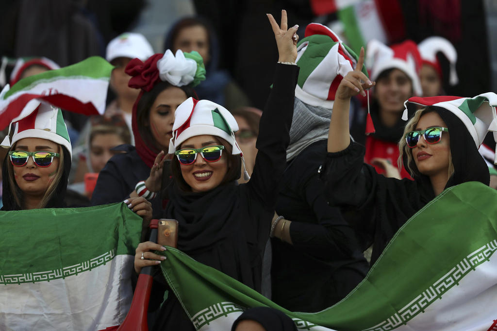 Luego de una larga lucha, las mujeres volvieron a presenciar un partido en Irán. (EFE)
