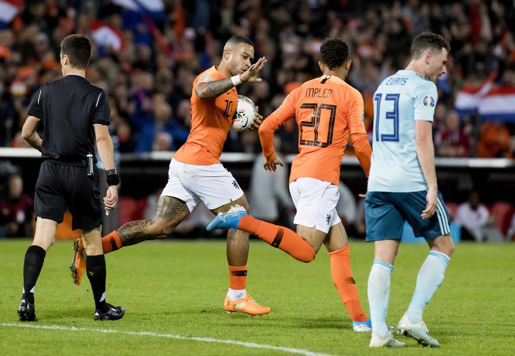 EL futbolista holandés, Memphis Depay, marcó un doblete en este encuentro. (EFE)