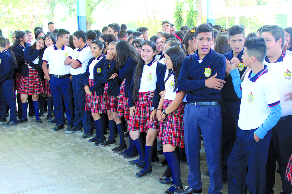 Alumnos reciben uniformes para el ciclo escolar y se comprometen a darle el valor correspondiente.