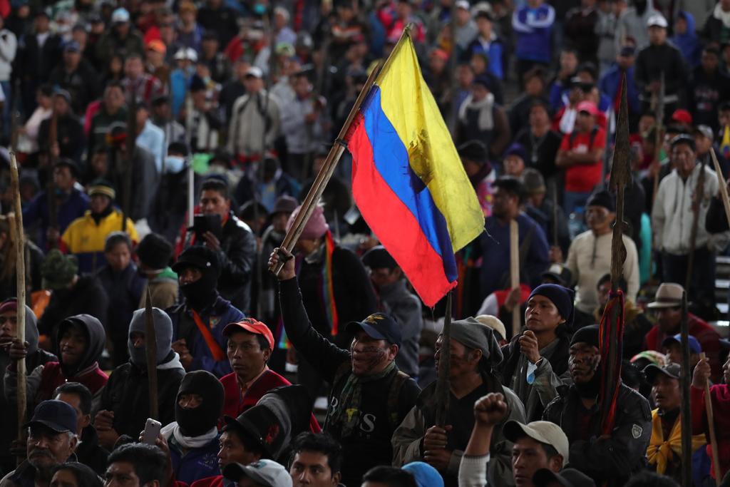 Cientos de guerreros de la Amazonía ecuatoriana se unieron este viernes a las protestas de indígenas en Quito contra las medidas económicas del Gobierno, mientras en la provincia de Cotopaxi, en el centro andino del país, se mantiene la atención ante una nueva retención de policías. (EFE)