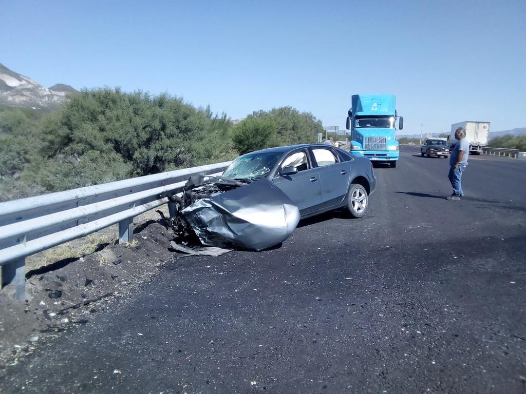 El accidente se registró cerca de las 10:00 de la mañana de este viernes a la altura del kilómetro 149 de la carretera libre Gómez Palacio-Durango. (EL SIGLO DE TORREÓN)