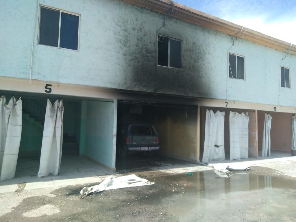 La tarde de este viernes se registró el incendio de un vehículo en el interior de un motel de ciudad Lerdo. (EL SIGLO DE TORREÓN)