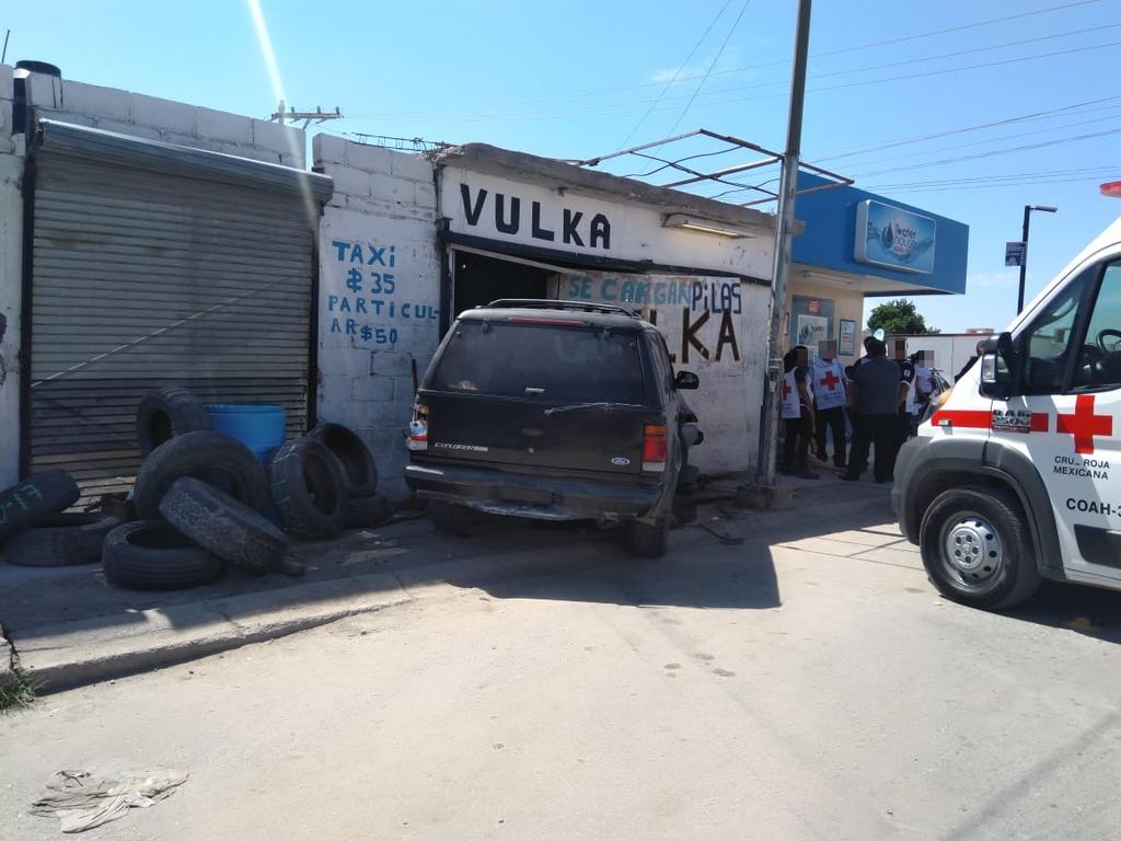 Un conductor de una camioneta se impactó contra finca empleada como vulcanizadora en la carretera Santa Fe, al oriente de Torreón. (EL SIGLO DE TORREÓN)