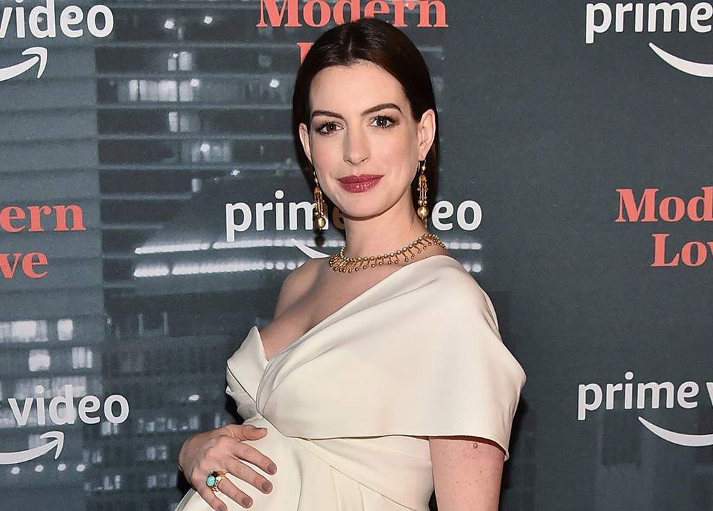 La actriz estadounidense Anne Hathaway deslumbró a todos el jueves durante la alfombra roja del preestreno de su último proyecto con Amazon, Modern Love, en la ciudad de Nueva York. (ESPECIAL)