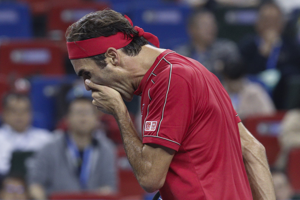 Roger Federer muestra su frustración durante el juego que perdió 6-3, 6-7, 6-3 ante Alexander Zverev. (AP) 