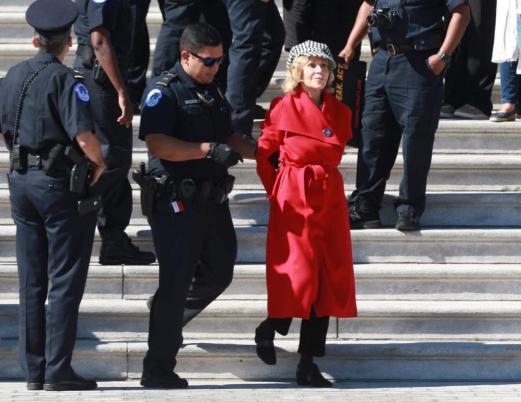 Arresto. La actriz Jane Fonda había anunciado que todos los viernes, hasta enero, protestaría en el Capitolio. (ESPECIAL) 