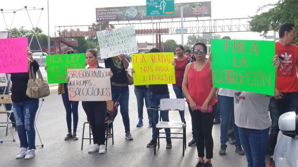 Profesores de preparatorias bloquearon un carril del bulevar Miguel Alemán, en Gómez Palacio.