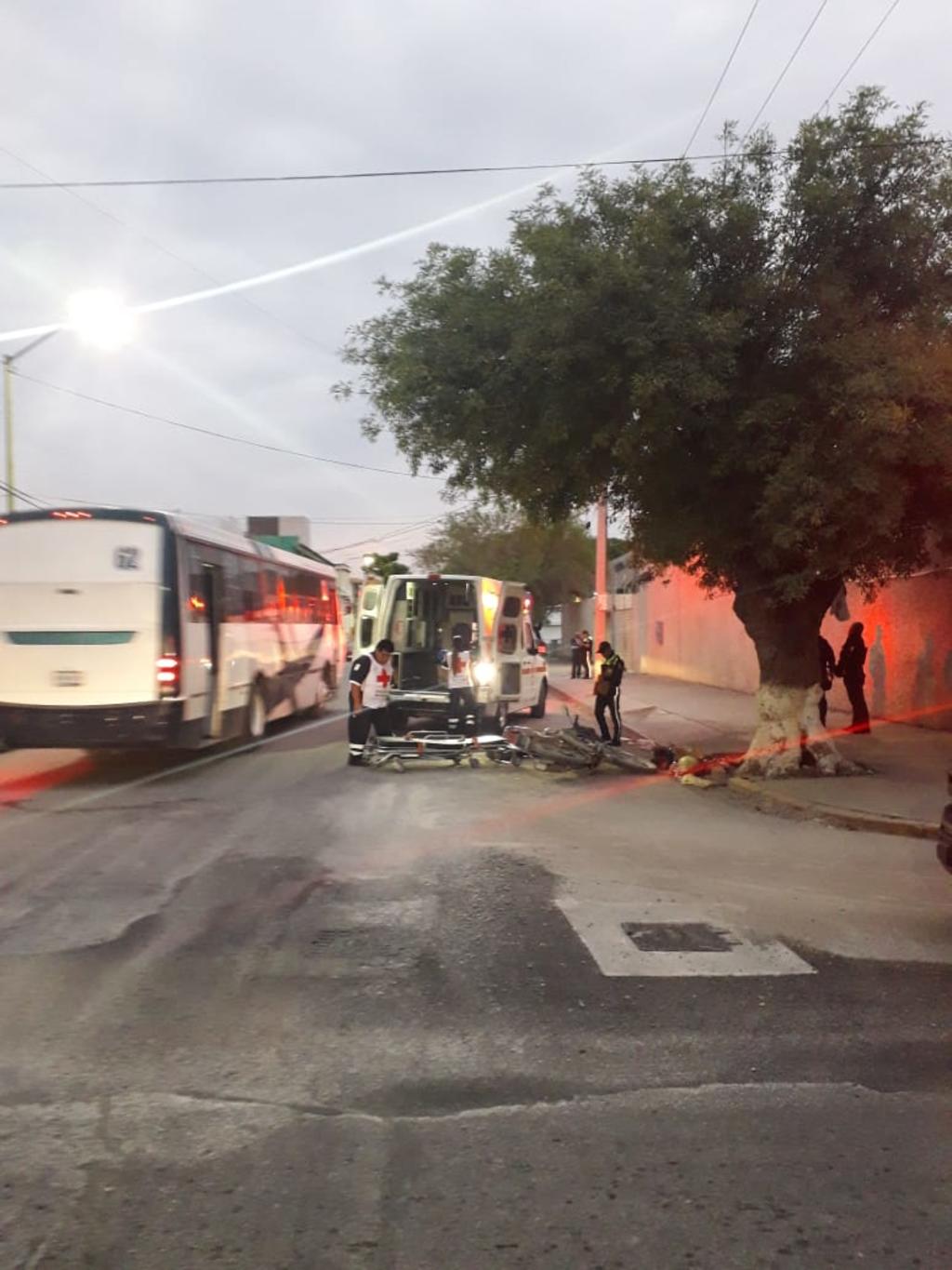 Paramédicos de la Cruz Roja arribaron al lugar para atender al lesionado, el cual fue trasladado en una ambulancia de la institución a la Clínica 51 del Instituto Mexicano del Seguro Social IMSS.
(EL SIGLO DE TORREÓN)