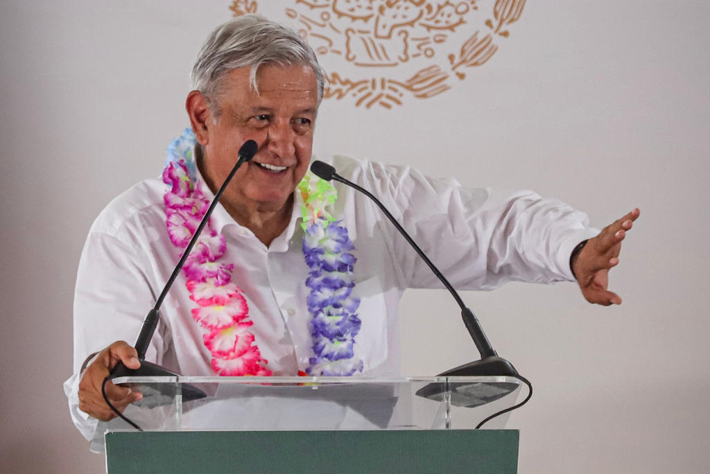 López Obrador aprovechó la ocasión para pedir al pueblo que tenga comprensión y paciencia, pero sobre todo que le tenga confianza, pues aseguro que estará atento a sus observaciones y peticiones, “pero ayúdenme”.
(ARCHIVO)