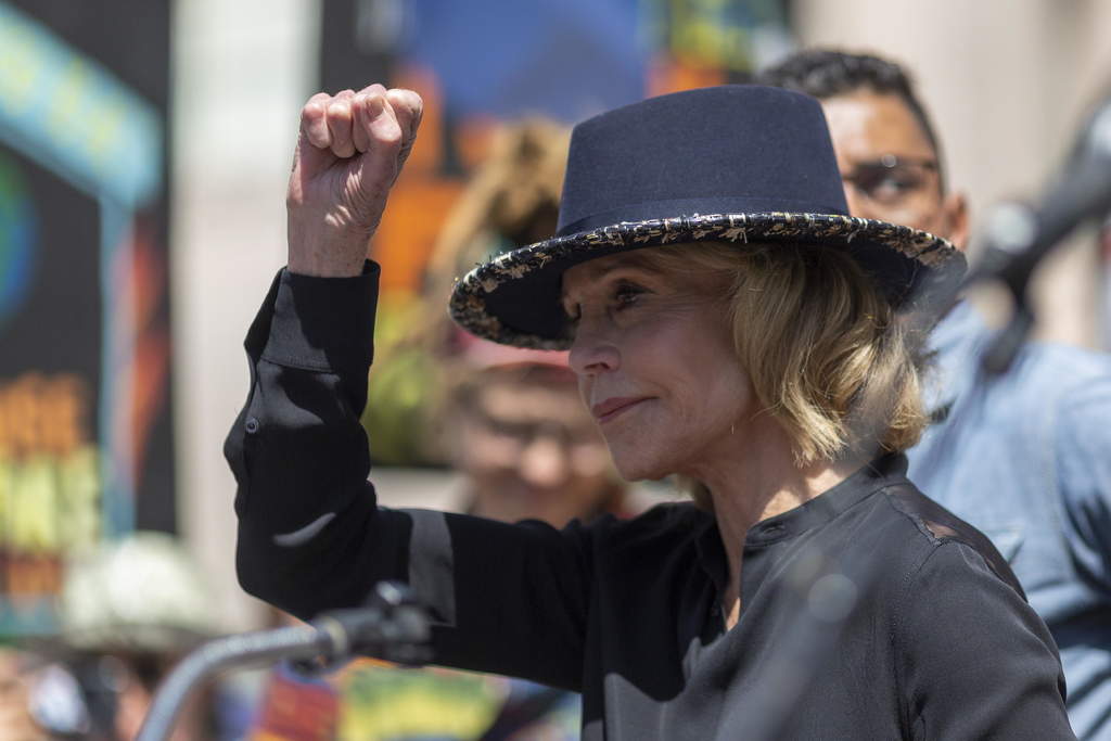 Fonda, quien es conocida no sólo por su carrera como actriz sino por su participación en protestas desde los años 60, protagonizó el viernes una manifestación contra el cambio climático frente al Capitolio. (ARCHIVO)