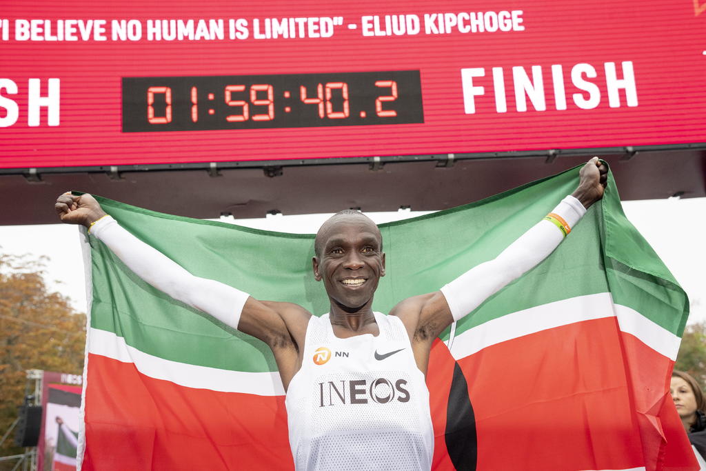 El keniano Eliud Kipchoge celebra tras lograr romper la barrera de las 2 horas en el maratón.