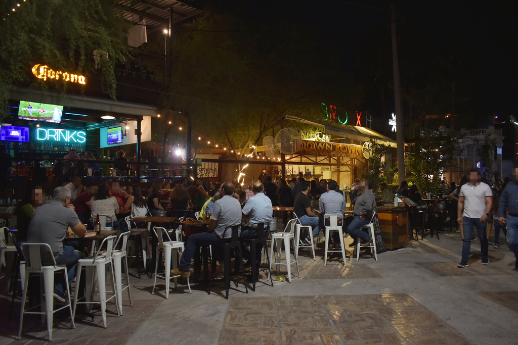 Los fines de semana, los bares y restaurantes del Paseo Morelos de Torreón lucen repletos y las botellas de cerveza, así como bebidas alcohólicas preparadas son la constante en las mesas. (JOEL MENDOZA)