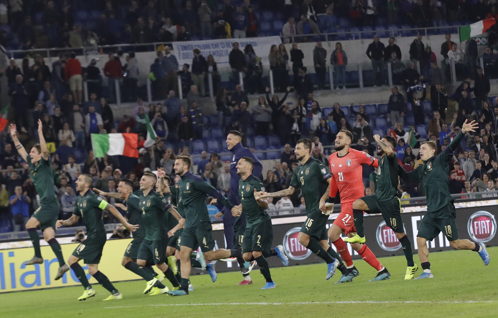 Los jugadores italianos festejan tras clasificarse a la justa continental del próximo año, donde jugarán el primer partido del torneo.
