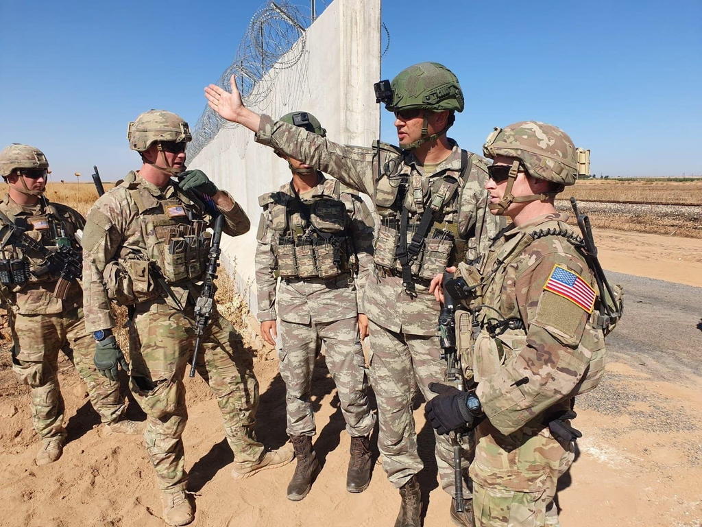 El secretario de Defensa estadounidense, Mark Esper, anunció este domingo que el presidente Donald Trump ha ordenado la retirada total de las tropas de Estados Unidos del norte de Siria, zona en la que las fuerzas turcas y los kurdos se enfrentan actualmente. (ARCHIVO)