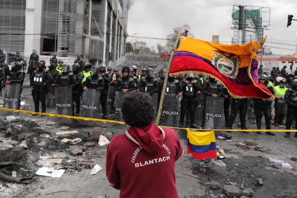 Las fuerzas armadas de Ecuador salieron a las calles después de que el presidente Lenín Moreno ordenó por primera vez en décadas un toque de queda de 24 horas como respuesta a un día de ataques a edificios gubernamentales y de prensa. (EFE)