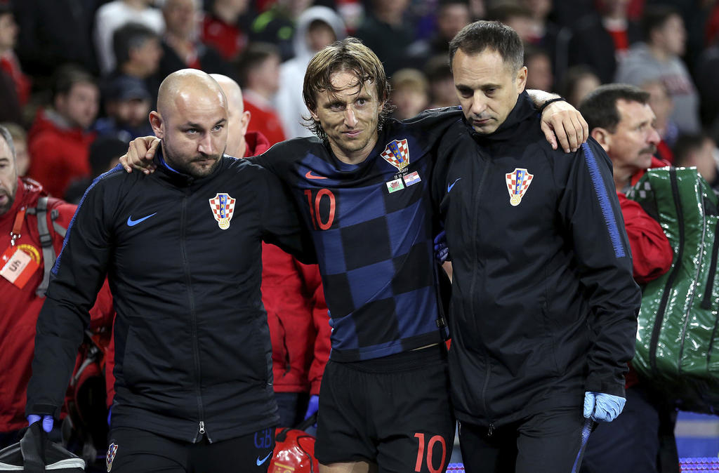 Luka Modric salió de cambio al minuto 90 debido a una lesión casi al finalizar el parido entre Gales y Croacia. (AP)