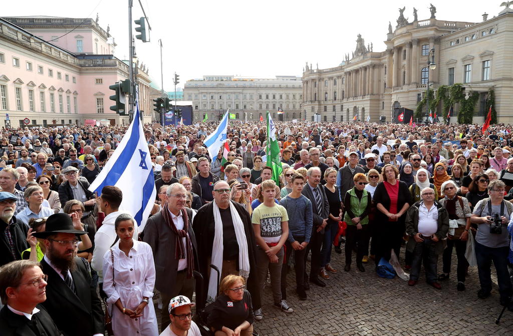 Miles se congregaron en Berlín para repudiar el ataque antisemita del pasado miércoles en Halle, que dejó dos muertos. (EFE)