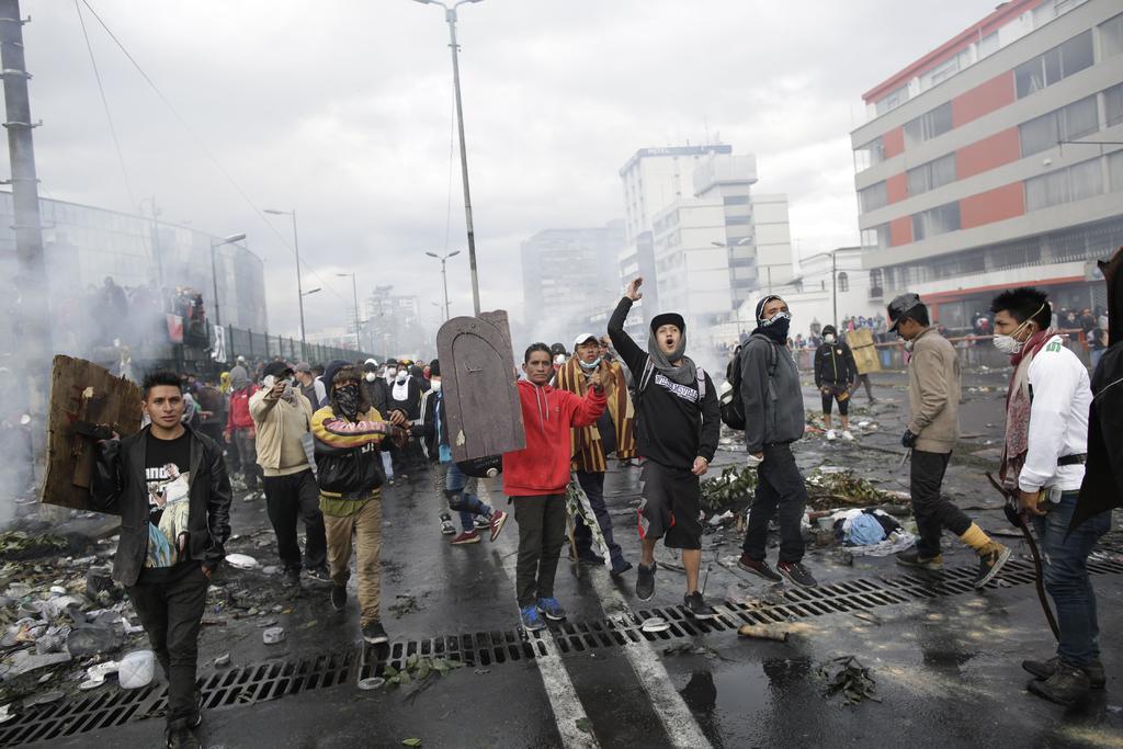 Grupos de manifestantes mantuvieron este domingo nuevos enfrentamientos con la Policía en las inmediaciones de la Casa de la Cultura Ecuatoriana, en el centro de Quito. (EFE)