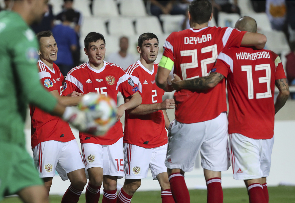 Los rusos celebran luego de golear como vis a su similar de Chipre con un doblete de Denís Chéryshev (i), además de Magomed Ozdoev, Aleksandr Golovin y el capitán Artem Dzyuba (22). (AP) 