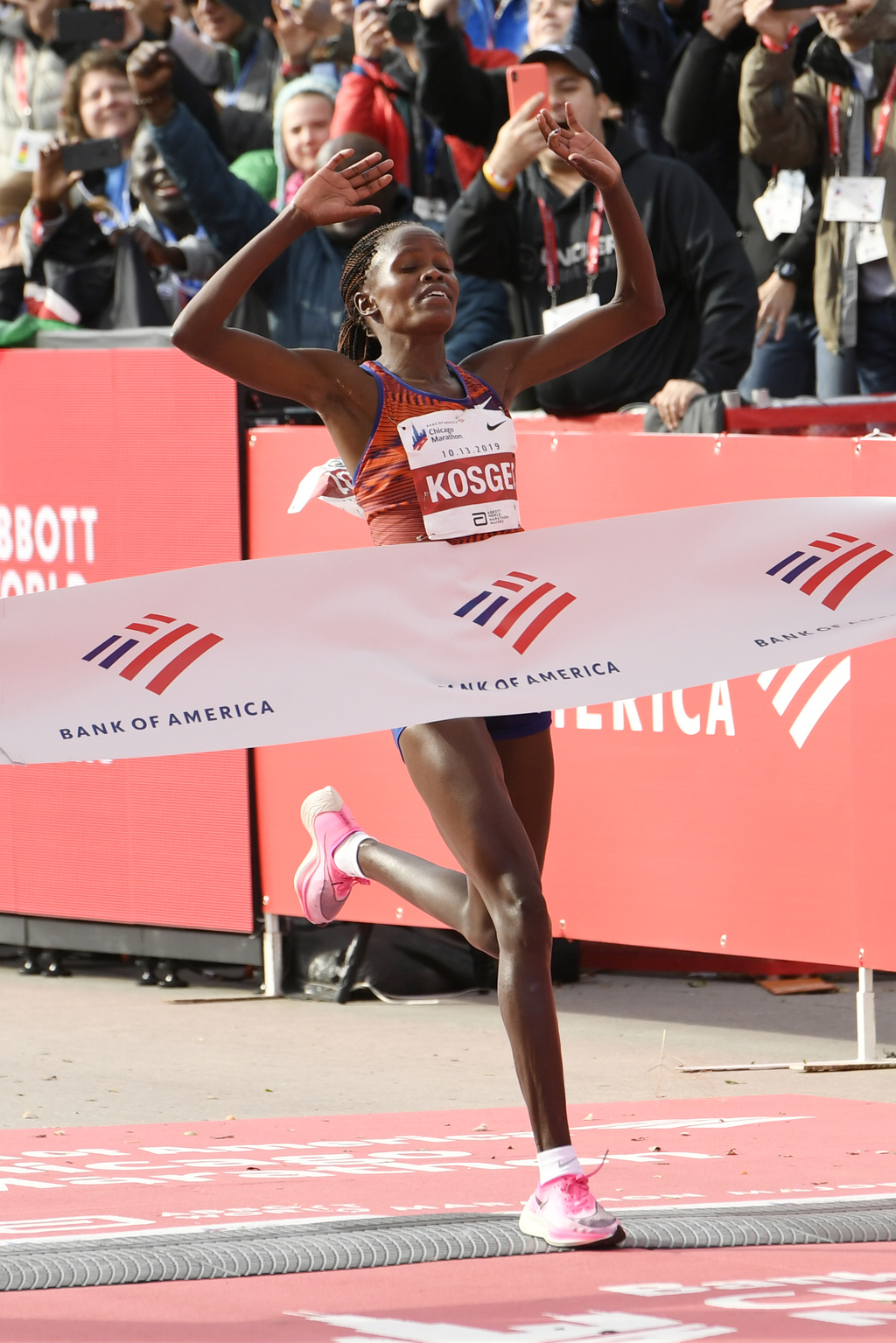 La keniana Brigid Kosgei ganó el maratón de Chicago con 2h:14:04, y rompió el récord mundial de 2:15:25, que tenía 16 años. (AP) 