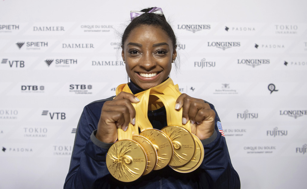 Simone Biles posa con las cinco medallas de oro que ganó en el Campeonato Mundial de Stuttgart, Alemania. (AP)