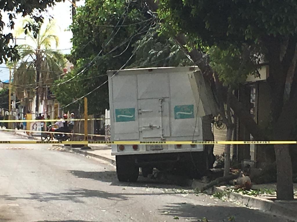 Un camión repartidor de hielo derribó un poste de madera y dejó sin energía eléctrica a toda la zona centro de ciudad Lerdo. (EL SIGLO DE TORREÓN)