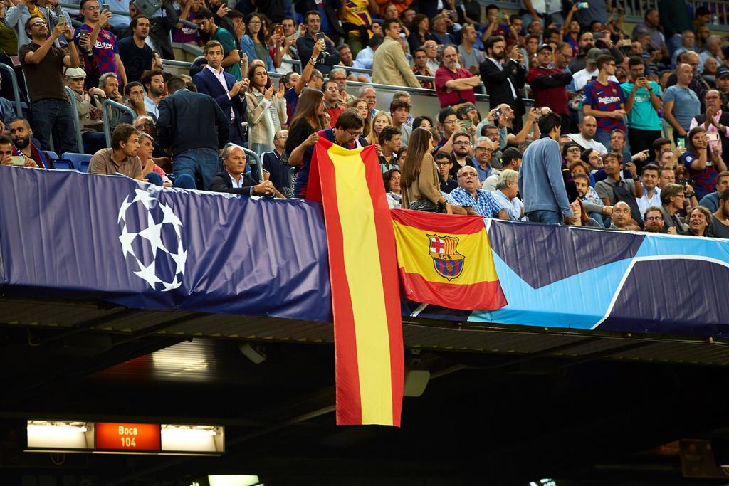 Aficionado cuelga una bandera en el Estadio Camp Nou de Barcelona durante un partido de la Champions League. (ARCHIVO) 