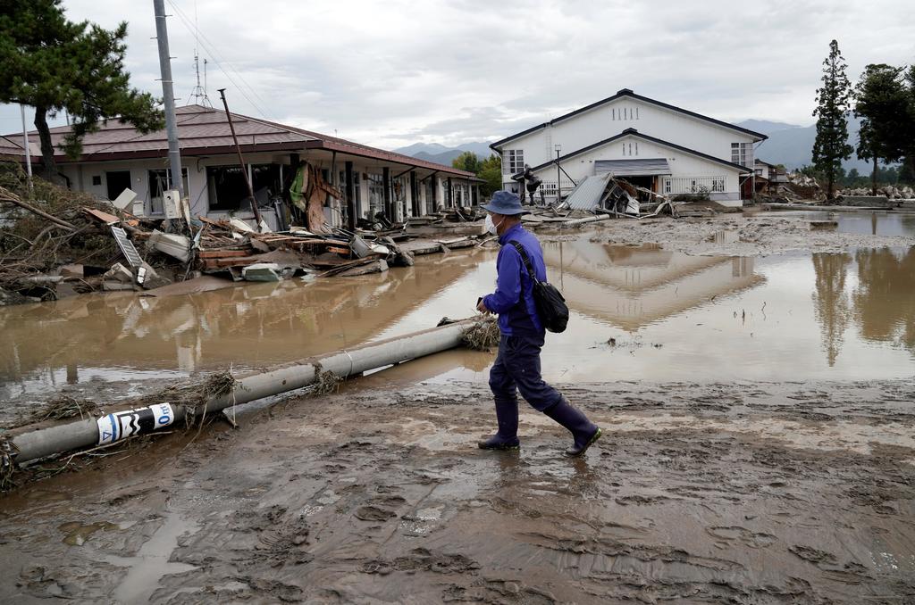 Las labores de salvamento se vieron entorpecidas por la lluvia en las zonas más afectadas. (EFE)