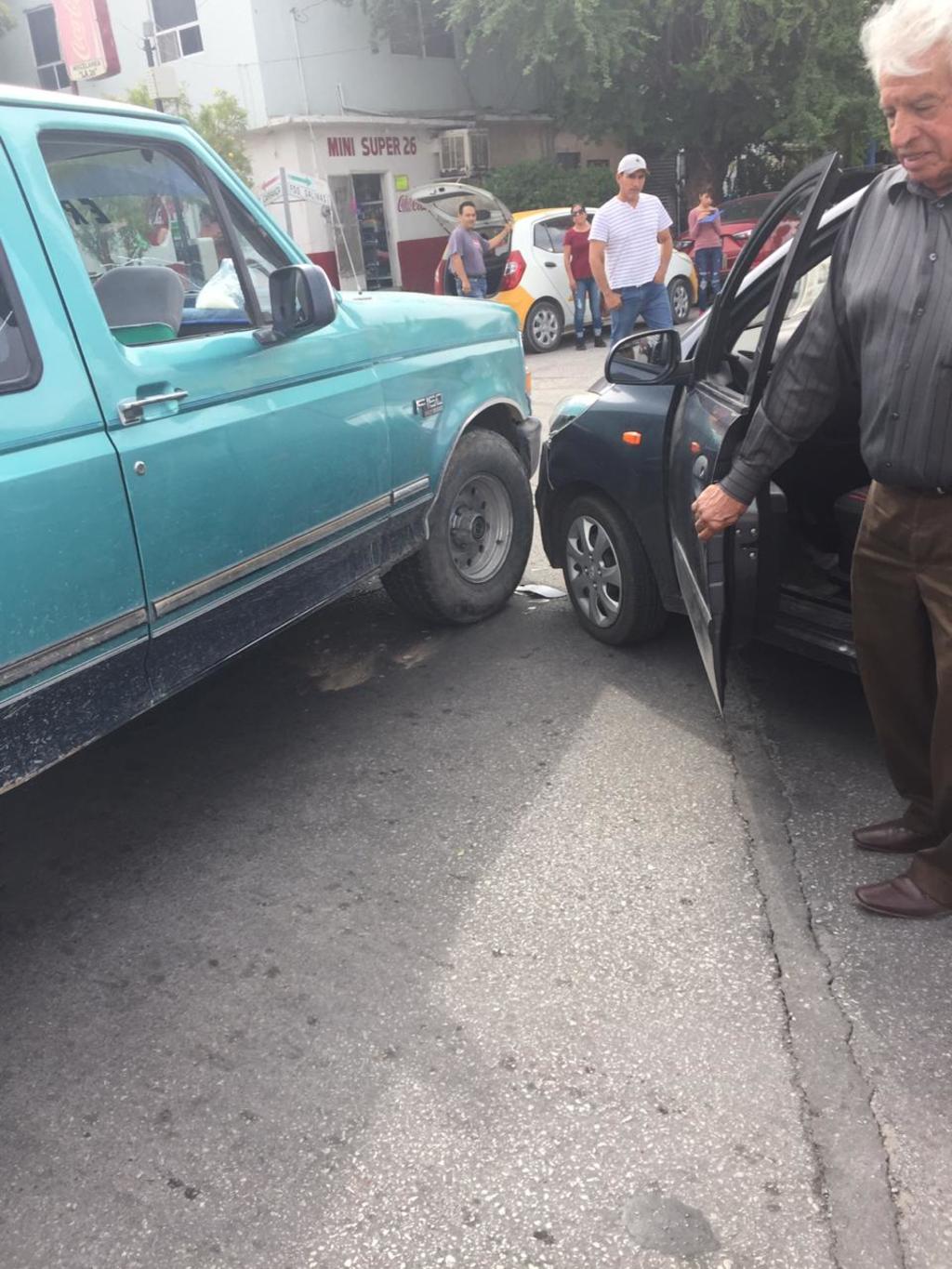 Choque entre dos unidades deja solo daños materiales; ocurrió en el Centro de Torreón. (EL SIGLO DE TORREÓN)