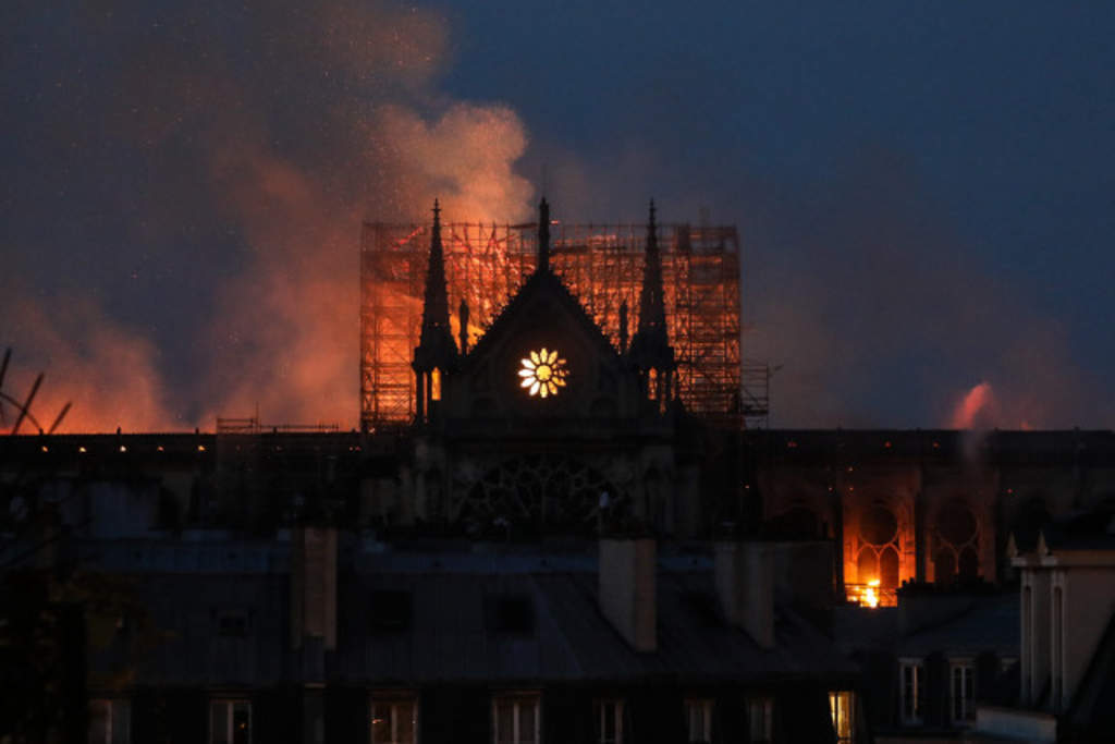 Las productoras Pathé y Vendôme Group trabajan en la coproducción de una miniserie sobre el incendio que devastó la catedral de Notre Dame de París, inspirada en el formato de la serie de éxito Chernobyl. (ESPECIAL)