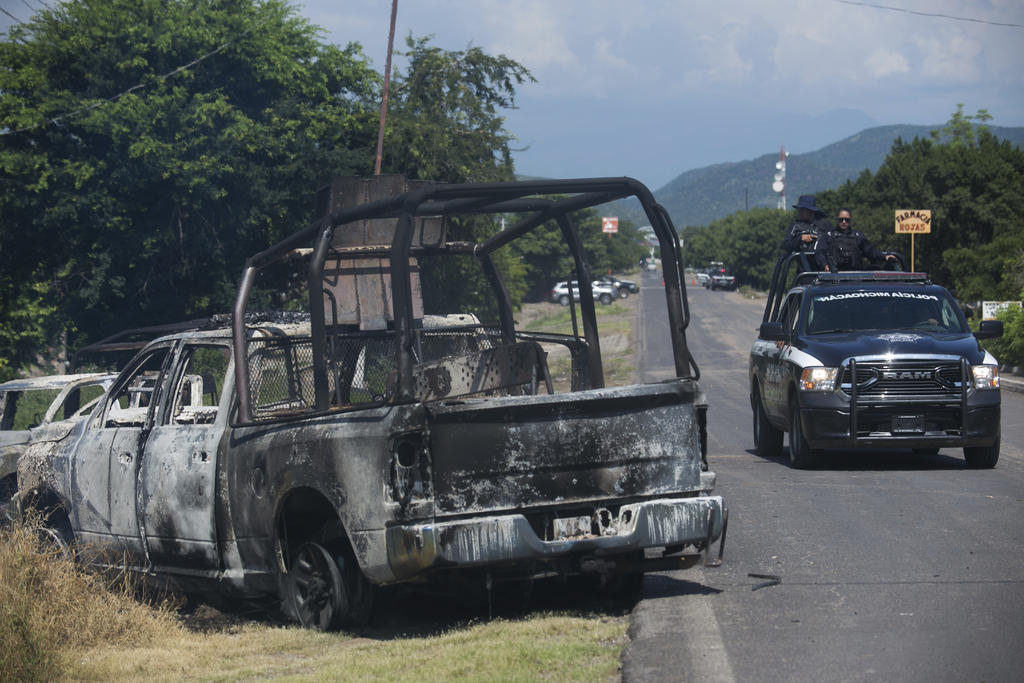 Ayer lunes se filtraron en redes sociales algunas imágenes de los vehículos incendiados y audios del ataque que sufrieron elementos de la Policía de Michoacán, en el municipio de Aguililla, en donde murieron 13 uniformados. (AP)