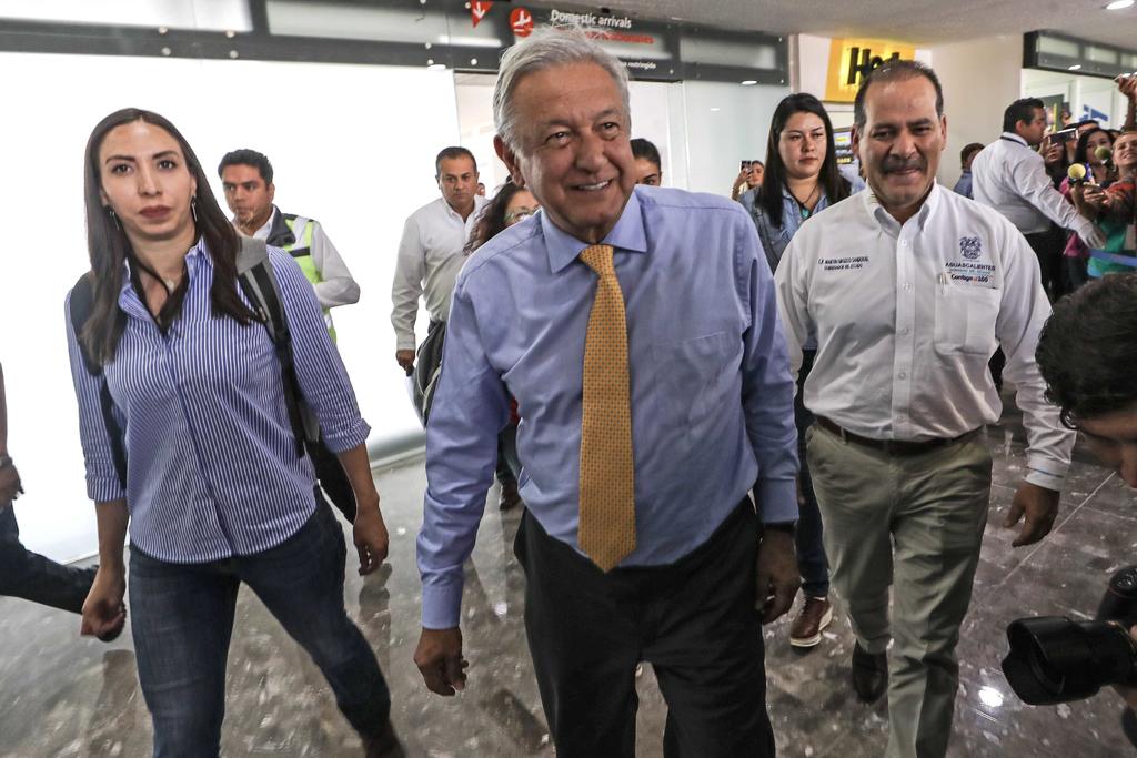 El presidente Andrés Manuel López Obrador llegó al aeropuerto internacional de Aguascalientes y fue recibido por el gobernador Martín Orozco (PAN) y empresarios de grupo Vesta. (ARCHIVO)