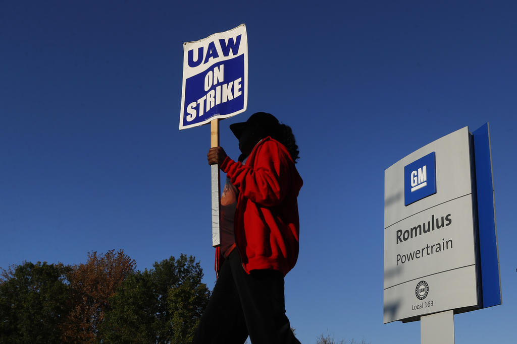 La huelga en la automotriz estadunidense General Motors (GM) cumple hoy un mes de haber iniciado, en medio de señales de que podría darse una salida para alcanzar un acuerdo. (AP)