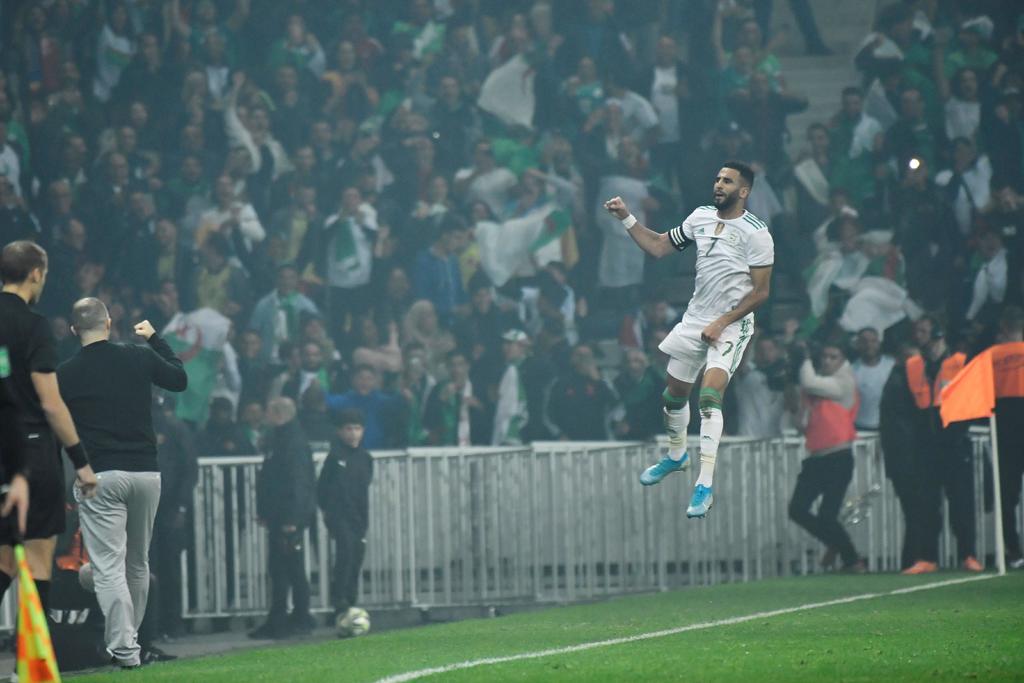 Riyad Mahrez anotó dos tantos en la goleada de Argelia 3-0 sobre Colombia, en partido amistoso celebrado en Lille, Francia. (EFE) 