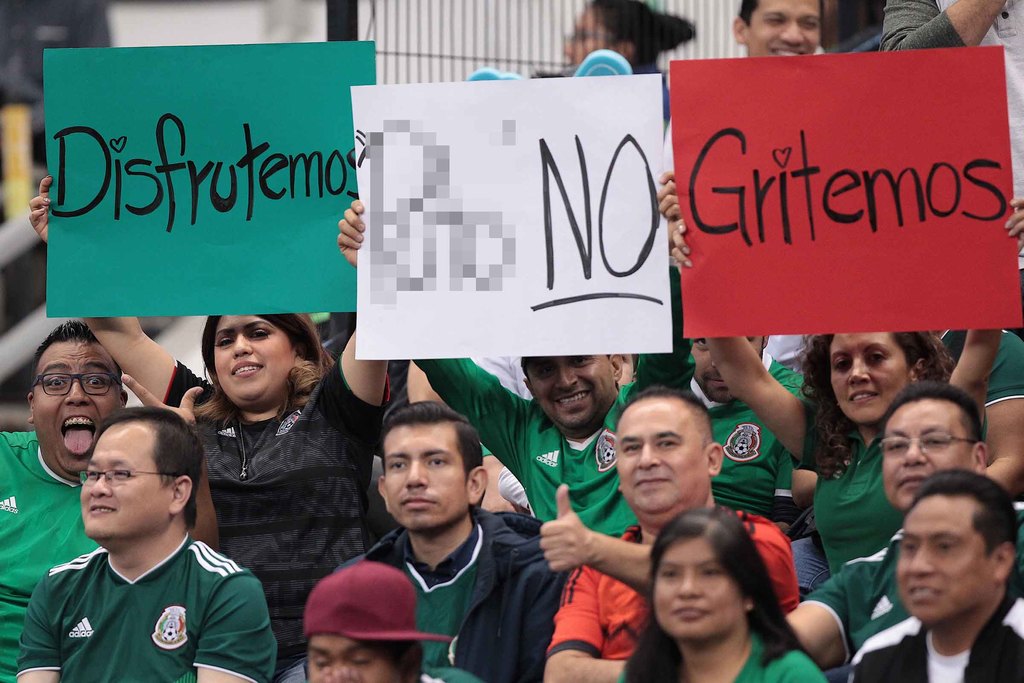 Aficionados de la Selección incitan a no realizar el polémico grito; aun así algunos fanáticos fueron expulsados del Estadio Azteca. (NOTIMEX) 