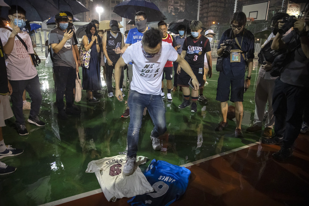 Un manifestante pisotea jerseys del basquetbolista LeBron James, durante una protesta en Hong Kong, llevada a cabo ayer. (AP) 