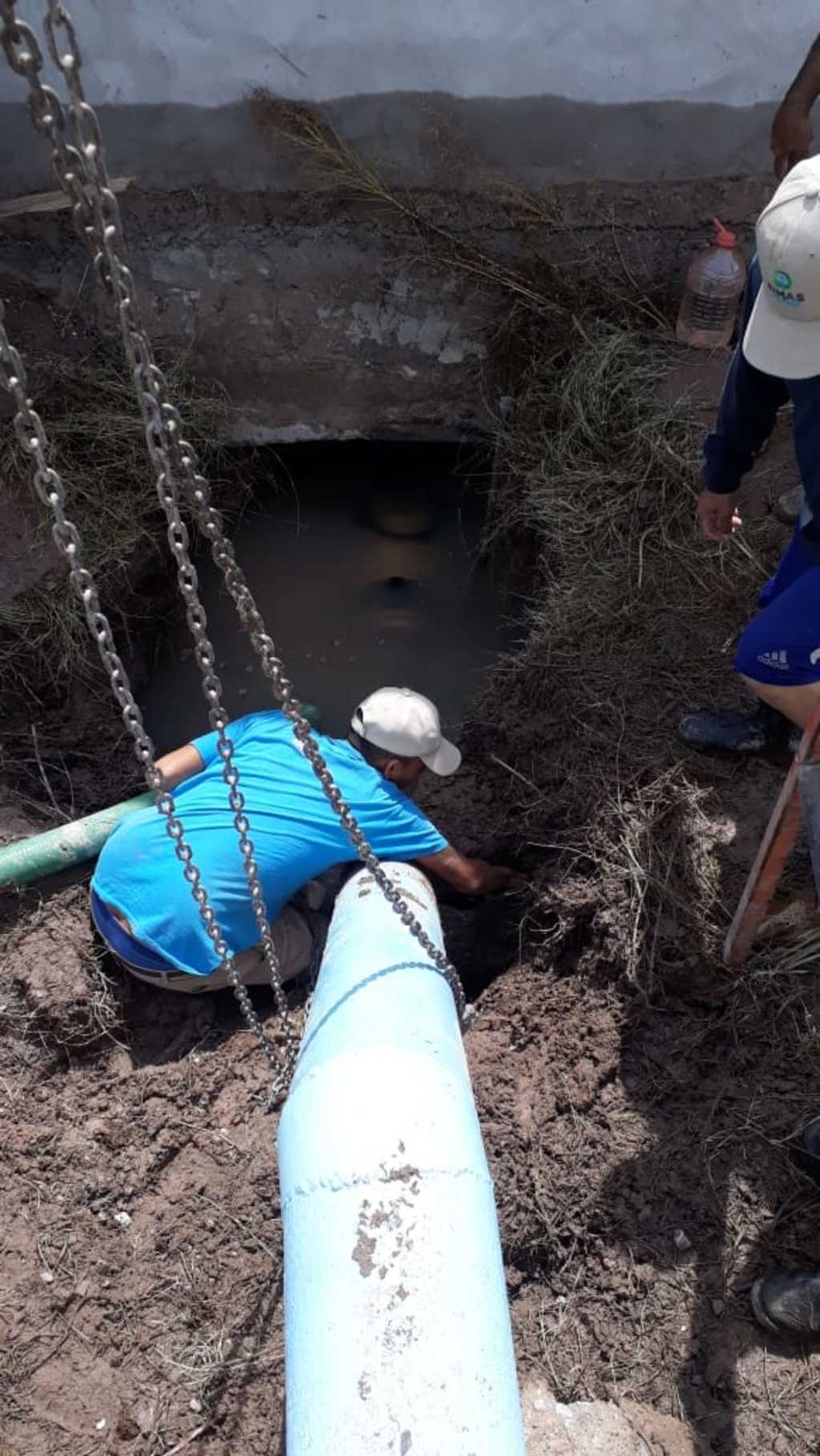 Simas San Pedro trabaja en la reparación de fugas de agua dadas en el pozo El Gato, y además cuenta con recortes de la CFE. (BEATRIZ A. SILVA / EL SIGLO DE TORREÓN)