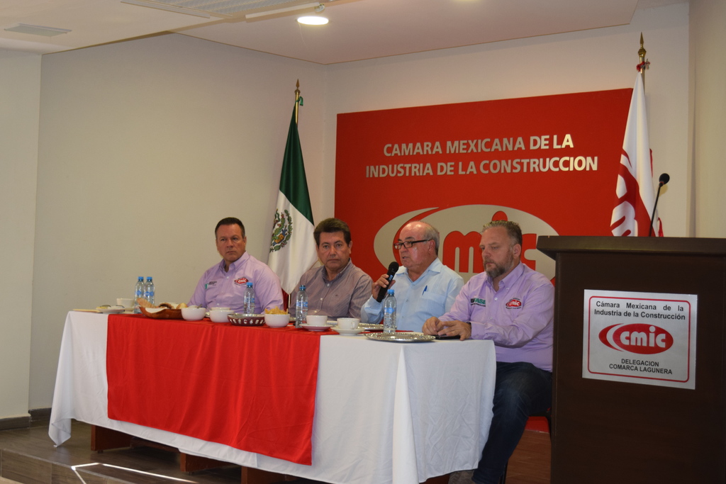 Integrantes de la Cámara Mexicana de la Industria de la Construcción (CMIC) Delegación Laguna se reunieron ayer con el director del Centro SCT Durango, Ángel Sergio Dévora Núñez. (ARCHIVO)