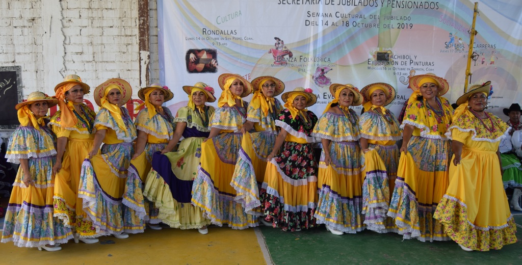 Grupo de jubilados de danza folclorica de Francisco I. Madero, Coah.